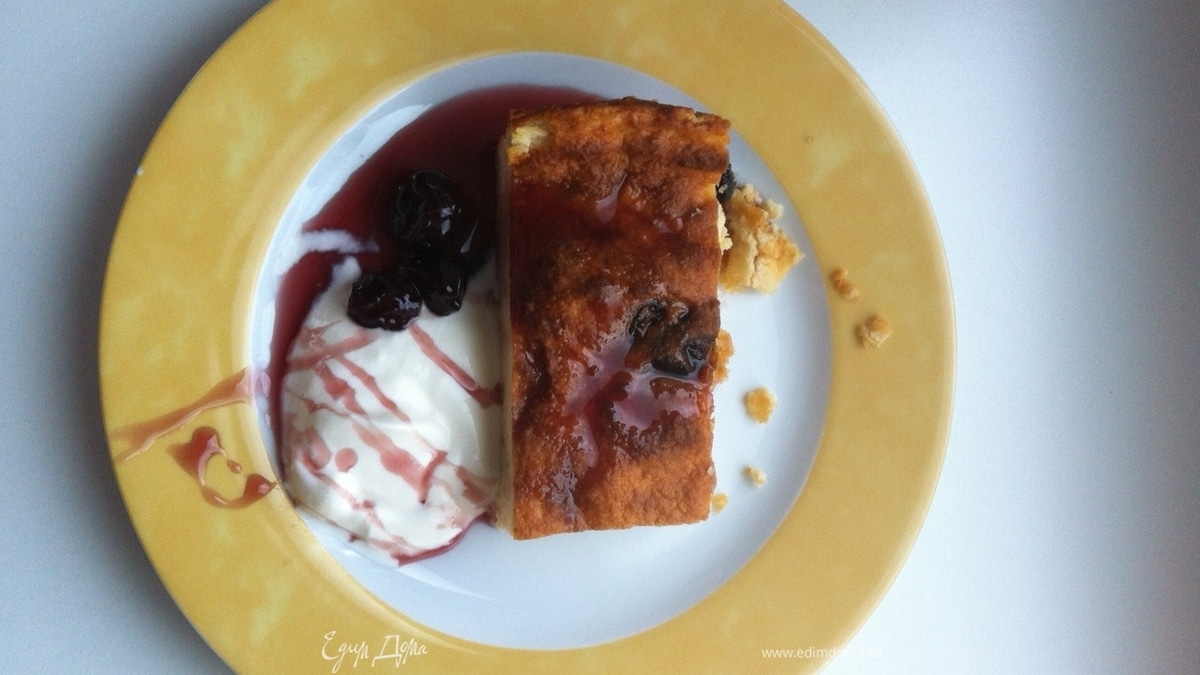 Творожная запеканка с манной кашей и изюмом  