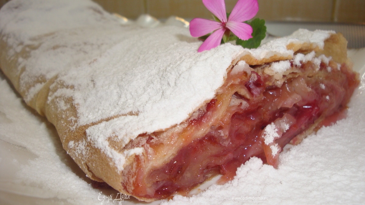 Сливовый штрудель из лаваша