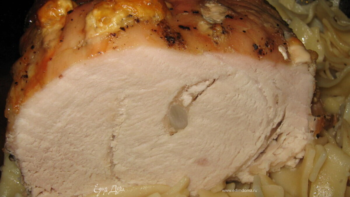 Свинина, нашпигованная чесноком и сыром