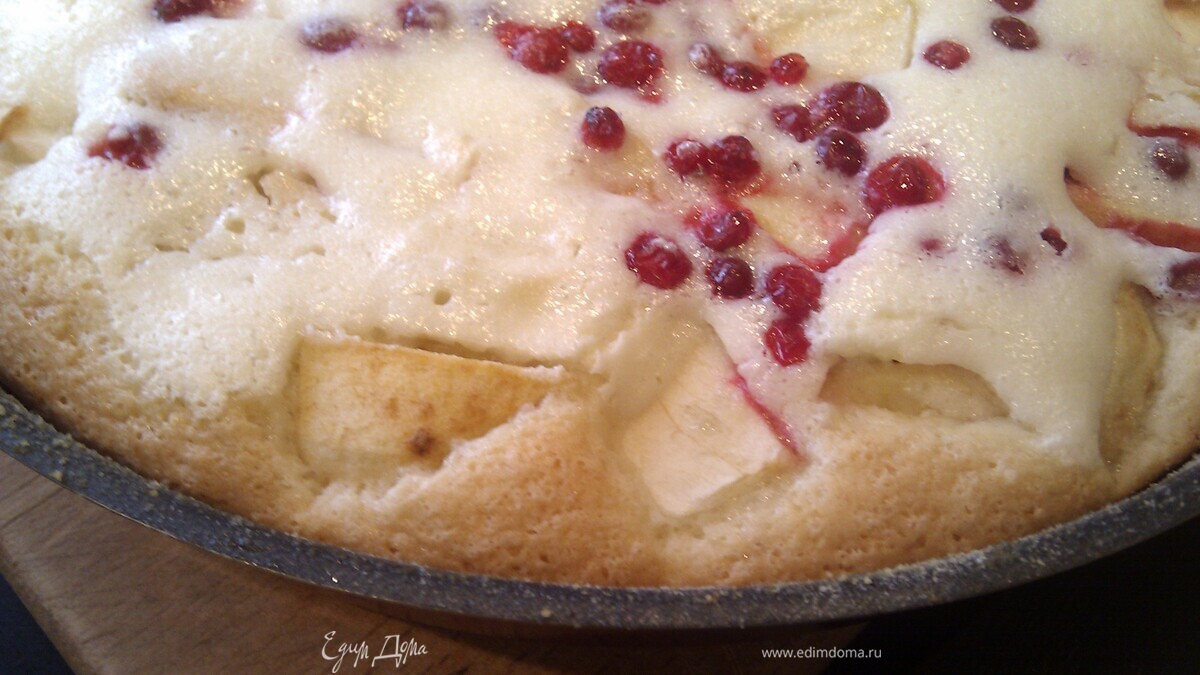 Яблочно-брусничная шарлотка