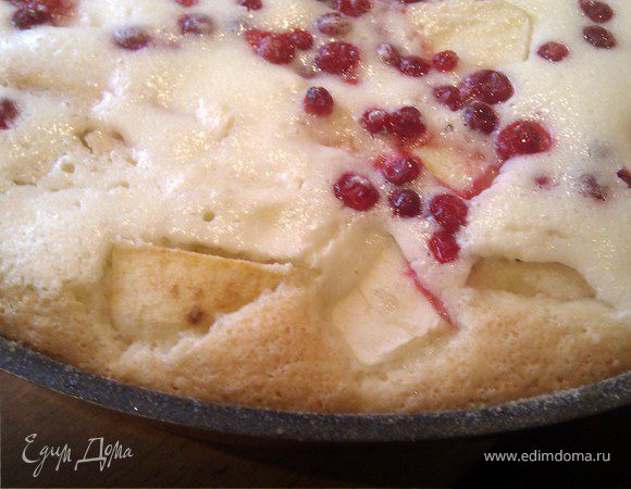 Яблочно-брусничная шарлотка Яблочно-брусничная шарлотка