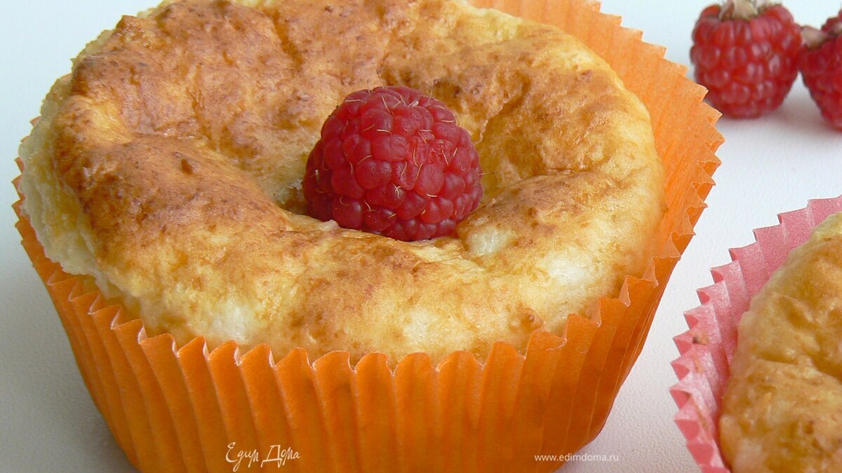Нежные кокосово-творожные кексы с малиной