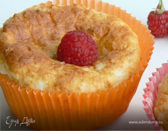 Нежные кокосово-творожные кексы с малиной