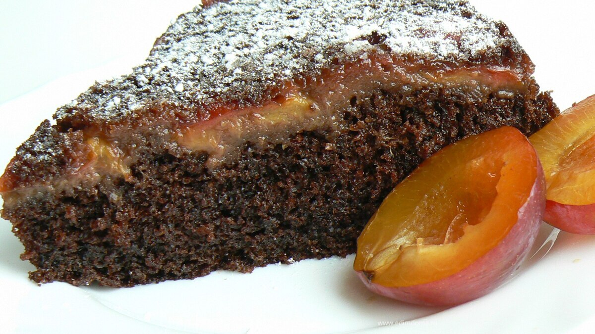 шоколадный пирог со сливой