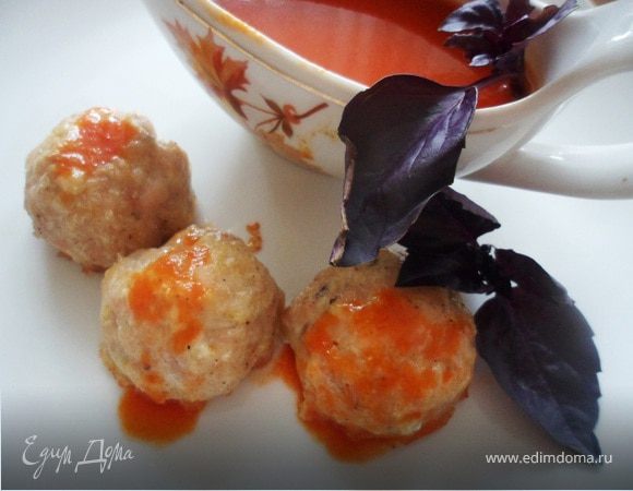 Куриные тефтели с базиликом и томатным соусом Куриные тефтели с базиликом и томатным соусом