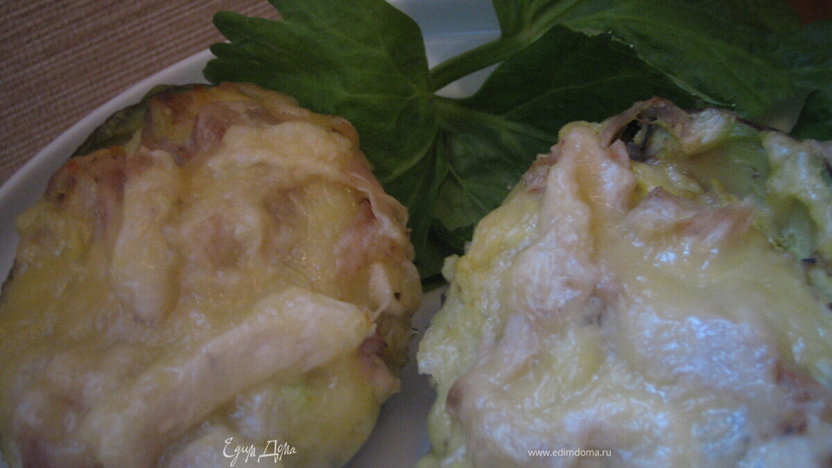 Лодочки авокадо, запеченные с курицей