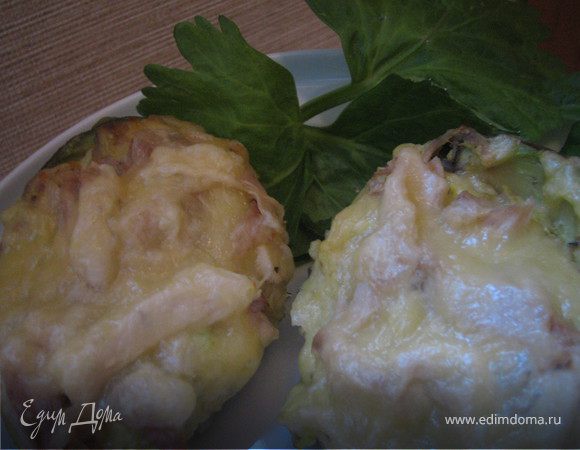 Лодочки авокадо, запеченные с курицей