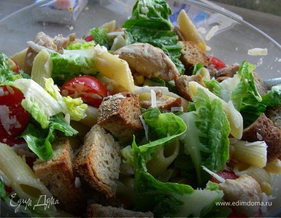 Салат с пастой, помидорчиками черри, пармезаном и курицей