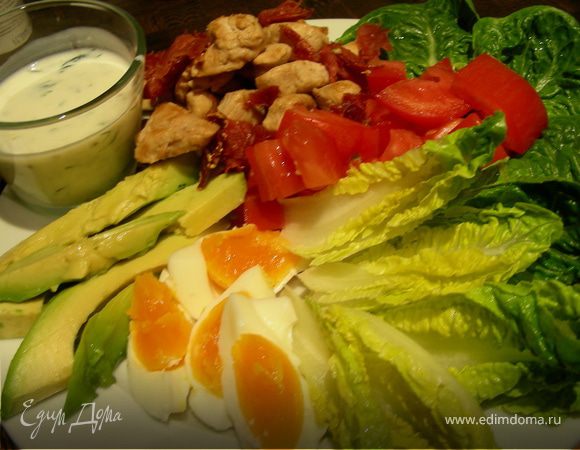 Американский салат "Кобб" с курицей, яйцом, авокадо и беконом (заправка на основе пахты) Американский салат "Кобб" с курицей, яйцом, авокадо и беконом (заправка на основе пахты)