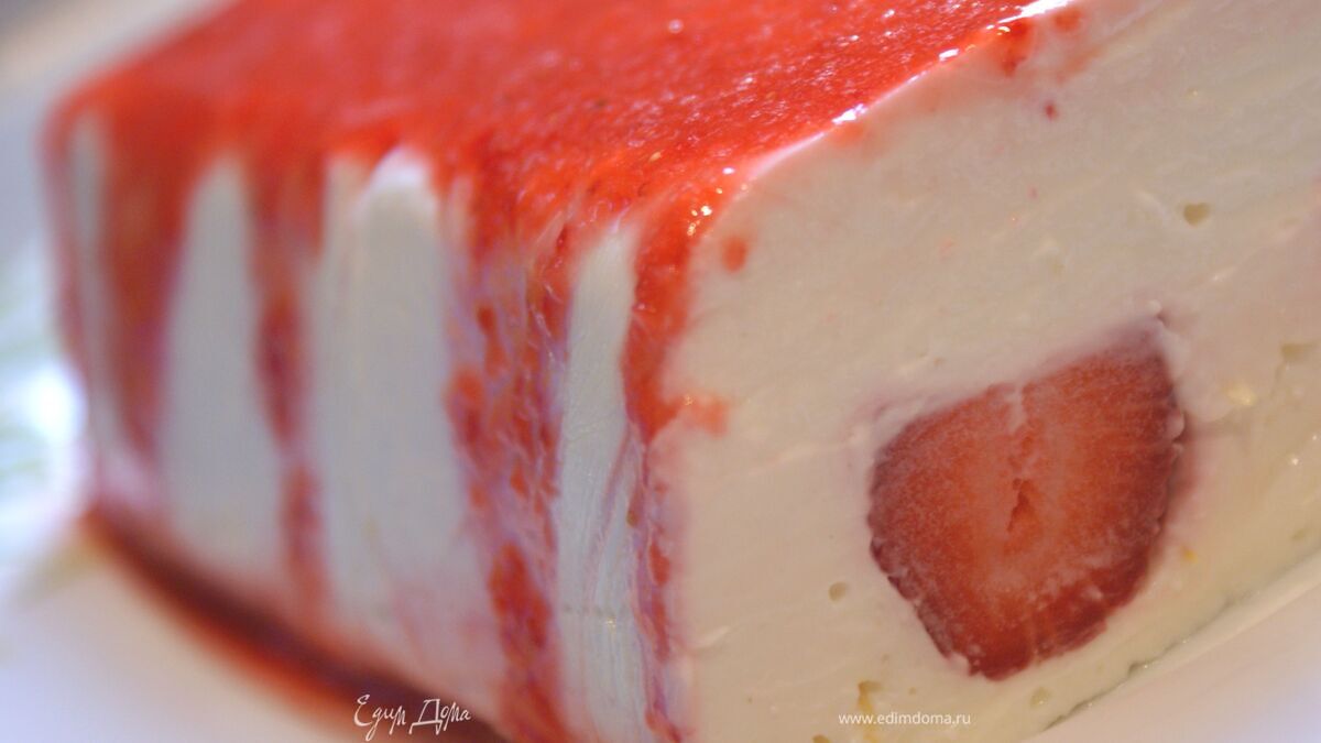 Творожный десерт с клубничным соусом