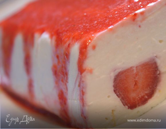 Творожный десерт с клубничным соусом