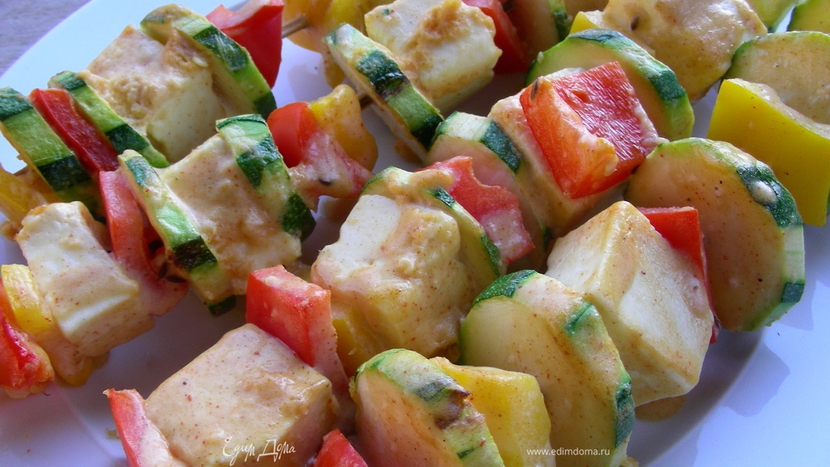 Пряные шашлычки с овощами и сыром в индийском стиле