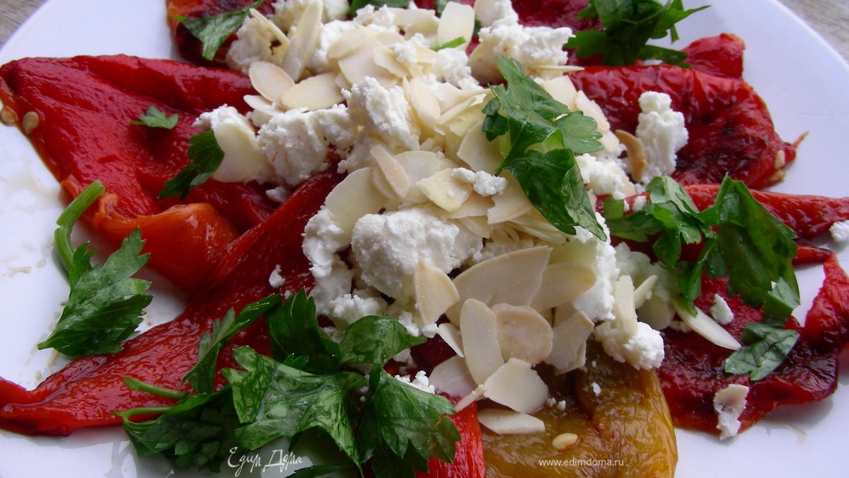 Запеченные перцы с фетой и миндалем