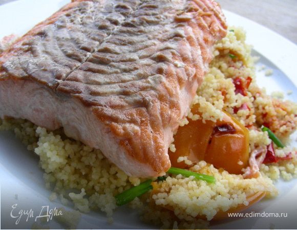 Лосось с гарниром из кускуса с маринованными перцами и зеленым луком