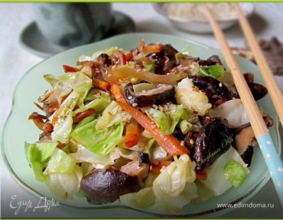 Грибы шиитаке с молодой капустой