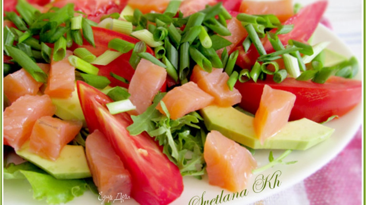 Салат с семгой и авокадо