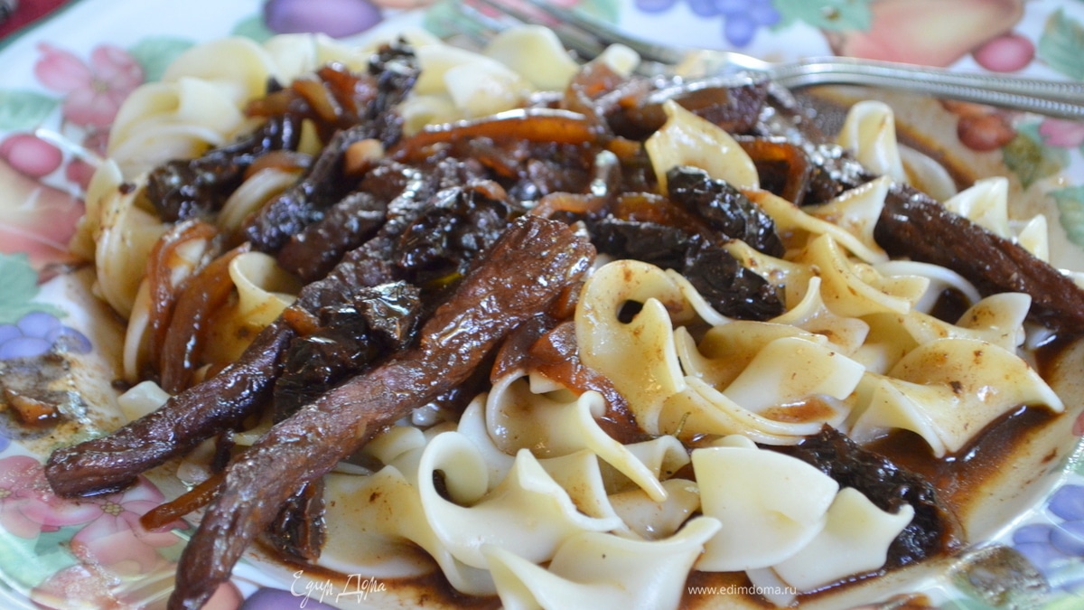 Тушеная говядина с вялеными помидорами