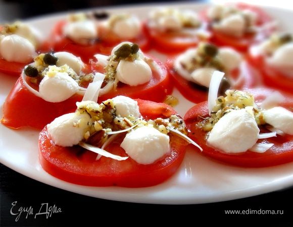 Капрезе с соусом песто