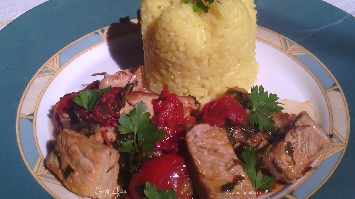 Мясо, тушенное в томатах с пряностями