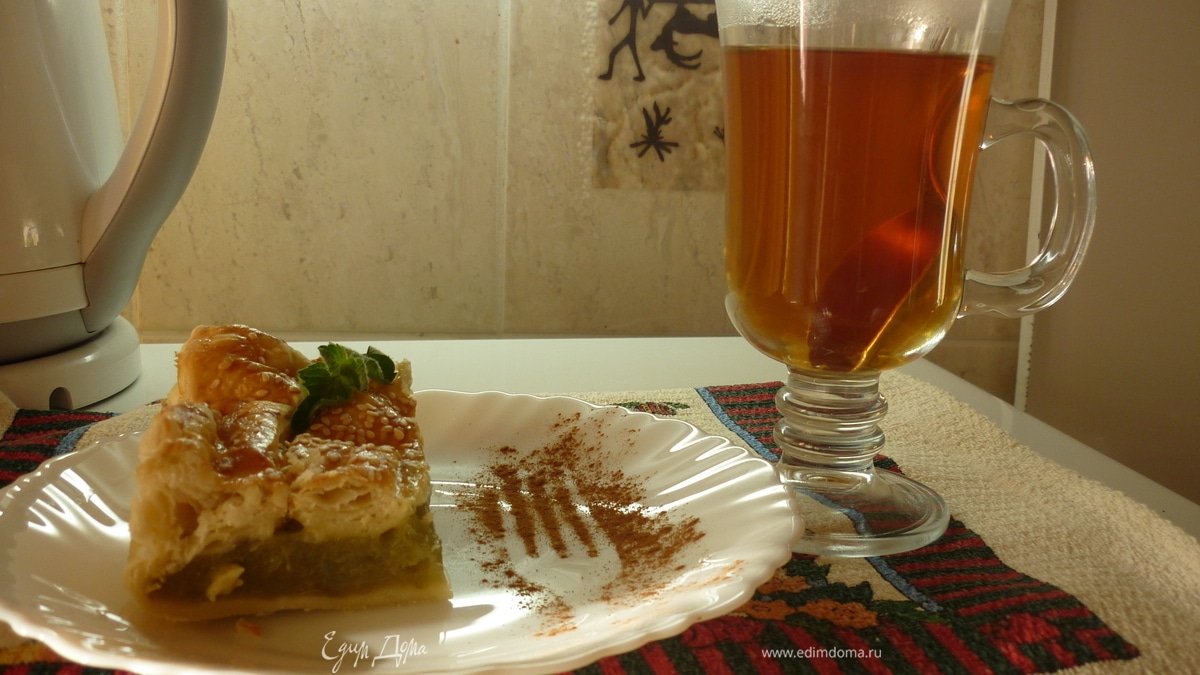 слоеный пирог с ревенем и тмином