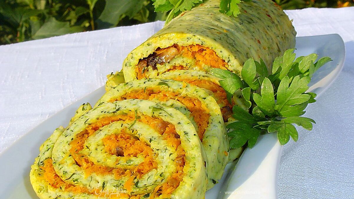 Рулет из цукини с морковно-грибной начинкой