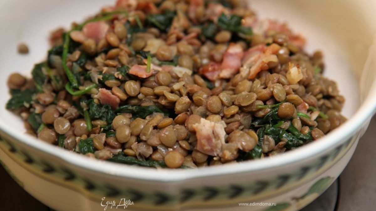 Чечевица с беконом и шпинатом