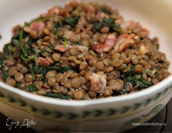 Чечевица с беконом и шпинатом