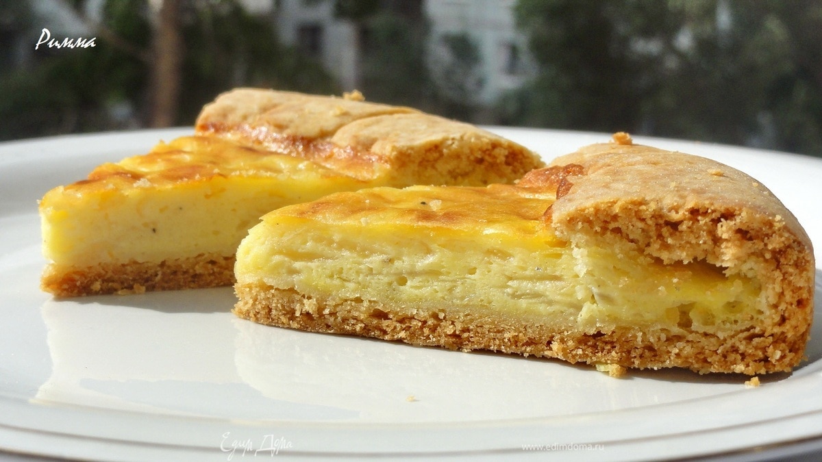 Луковый пирог с плавлеными сырками