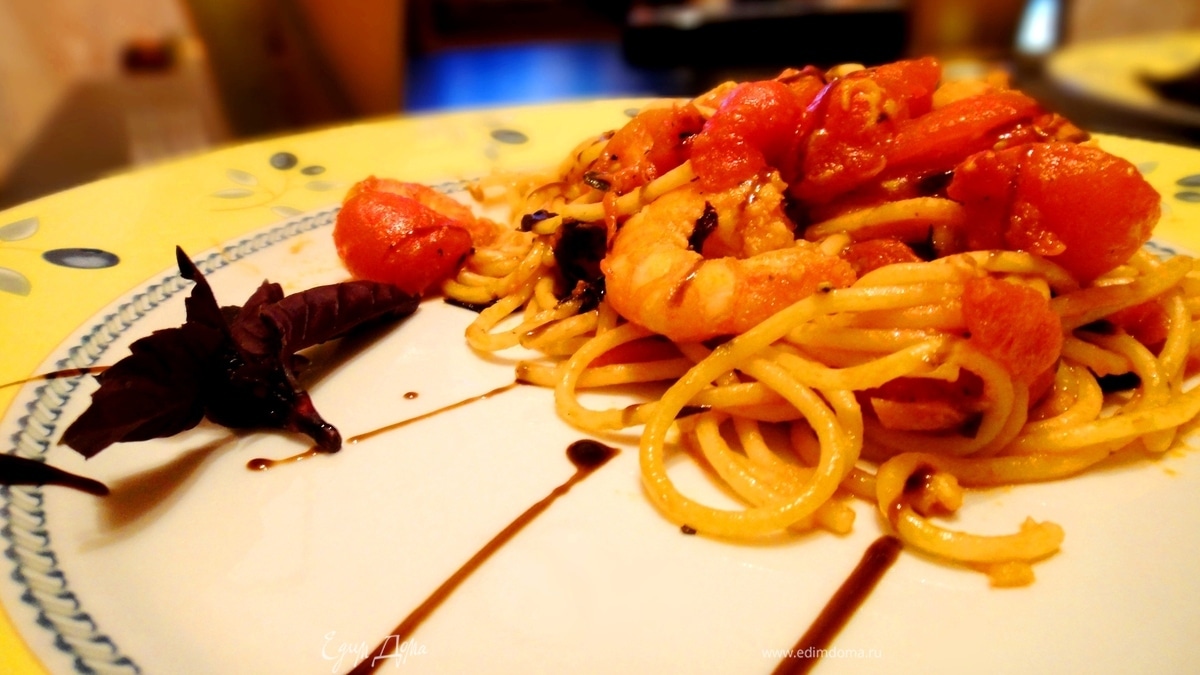 Паста с креветками и томатами черри