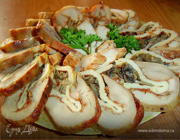 Рулет из курицы с омлетом и грибами