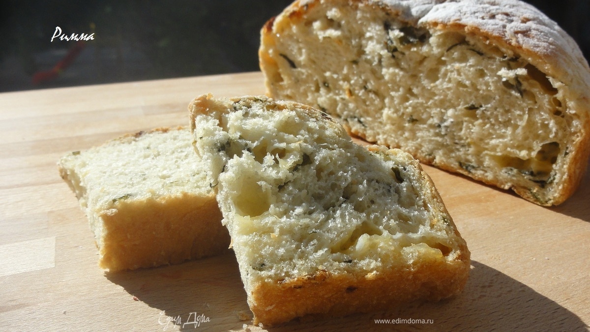Хлеб домашний со шпинатом, луком и сыром