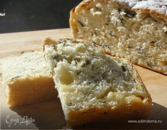 Хлеб домашний со шпинатом, луком и сыром