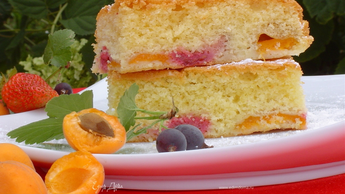 Пирог с абрикосами и ягодами