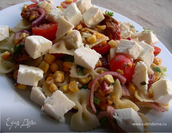 Салат с пастой, кукурузой-гриль, вялеными томатами и фетой Салат с пастой, кукурузой-гриль, вялеными томатами и фетой