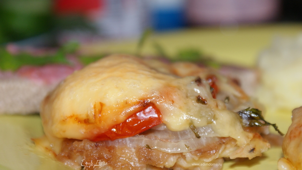 Свинина в кляре, запеченная в духовке под сыром