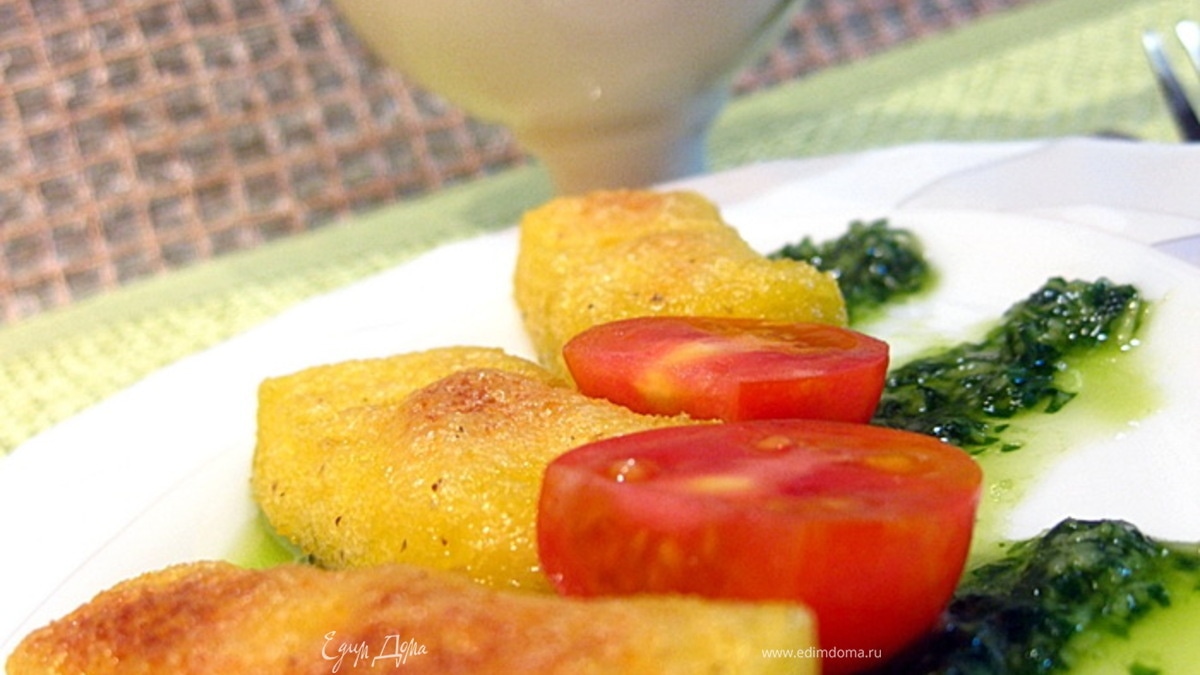 Запеченная полента с песто