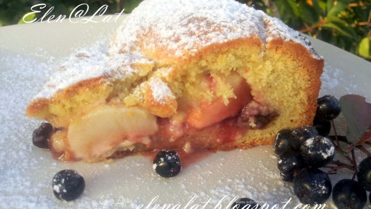 Яблочный пирог с малиновым вареньем и изюмом