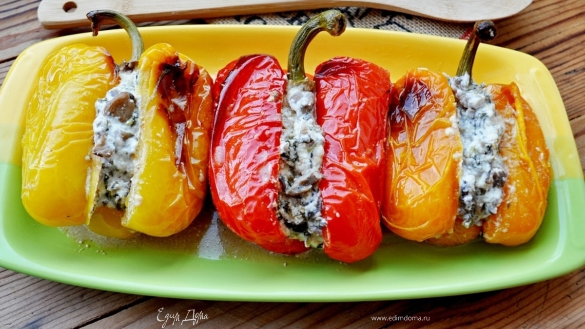 Запеченный перец, фаршированный вешенками и сыром