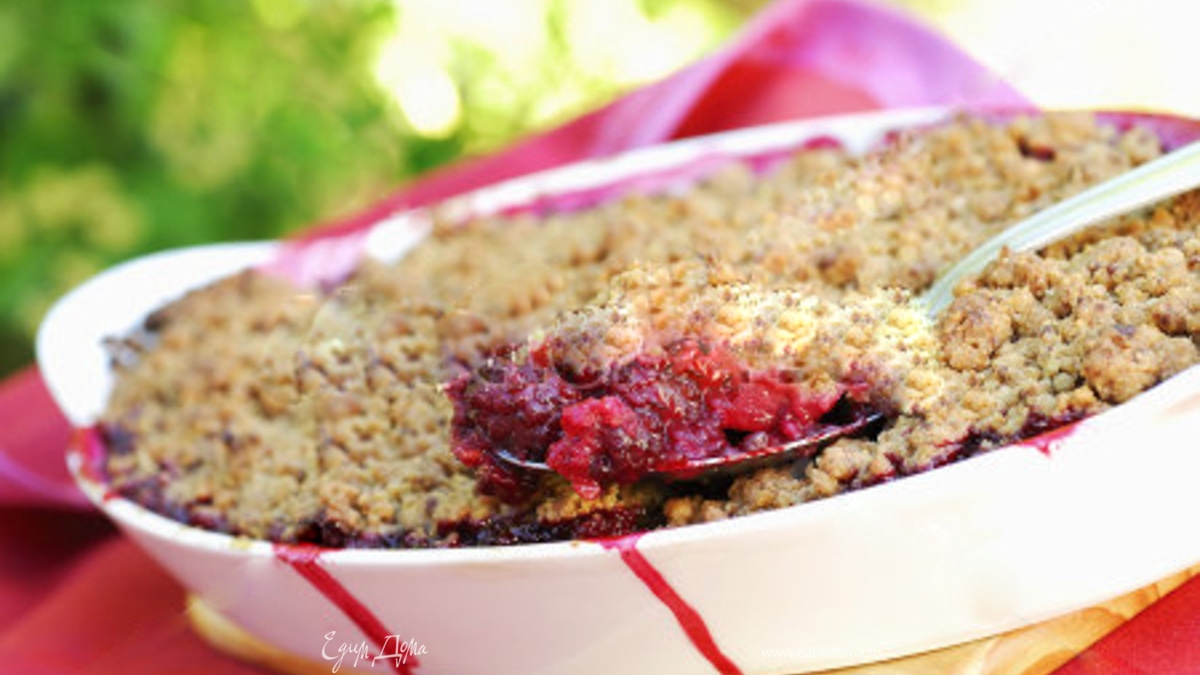 Крамбл со сливами и шоколадом (Plump and chocolate crumble)