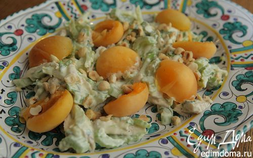 Рецепт Салат с курицей, абрикосами и фундуком
