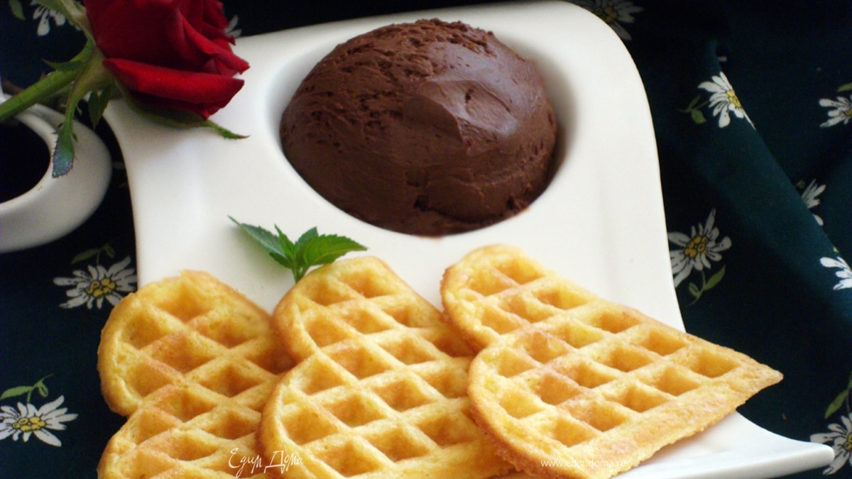 Вафли с шариком шоколадного мороженого