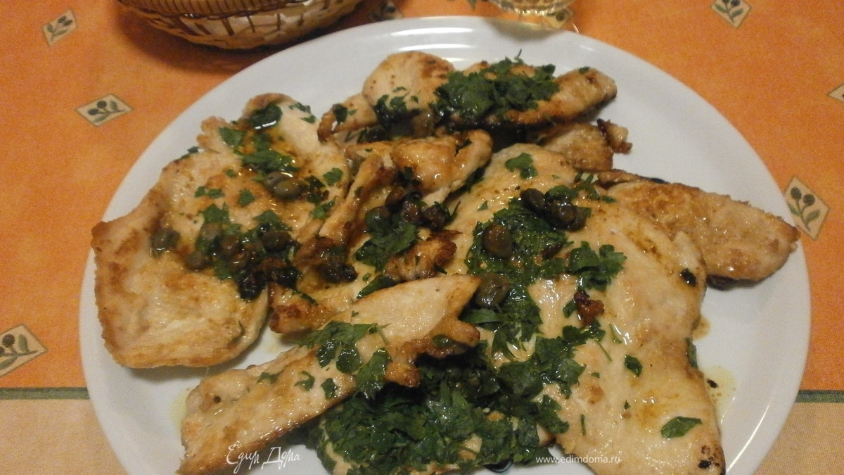 Куриная грудка с анчоусами, каперсами и петрушкой