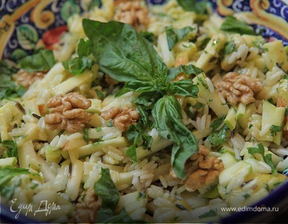 Рисовый салат с яблоками, грушей и грецкими орехами Рисовый салат с яблоками, грушей и грецкими орехами