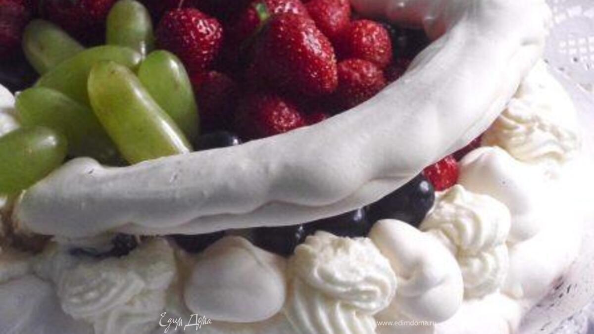 Торт «Павлова» с миндалем и клубникой