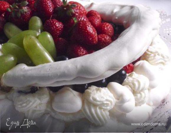 Торт «Павлова» с миндалем и клубникой