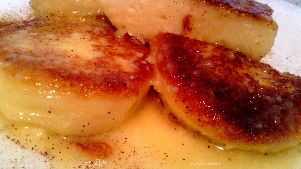 Нежные сырники с ванилью, томленные в сливочном соусе