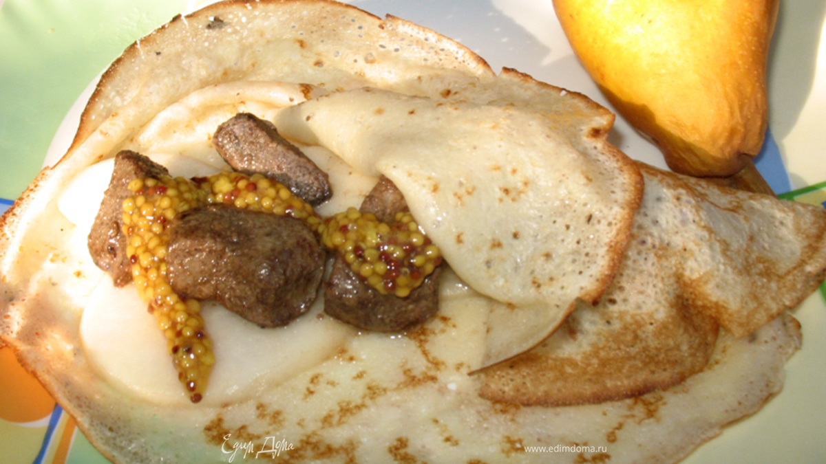 Блины с куриной печенкой, грушей и горчицей