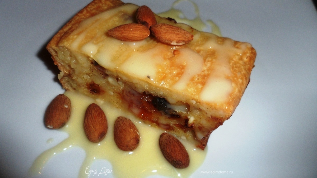 Творожная запеканка с миндалем и финиками