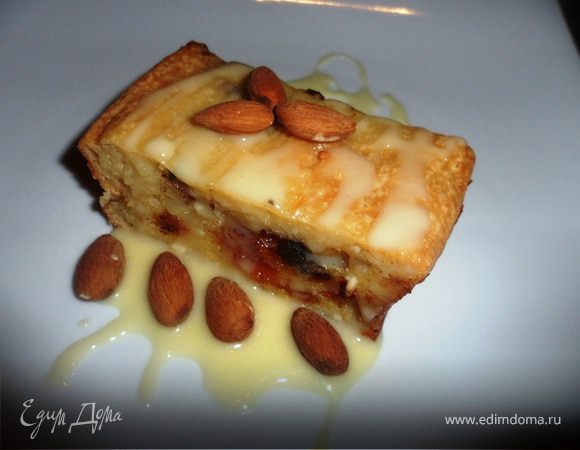 Творожная запеканка с миндалем и финиками