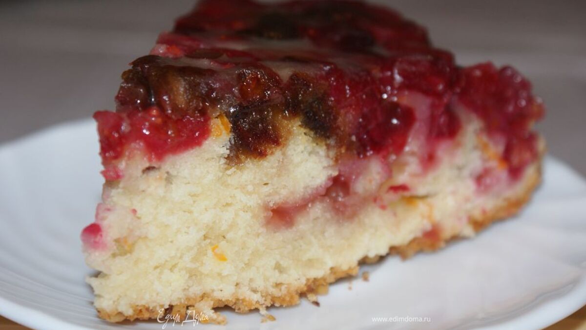 Пирог с клюквой, финиками и грецкими орехами